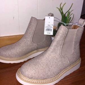 Universal Thread Slip On Boots